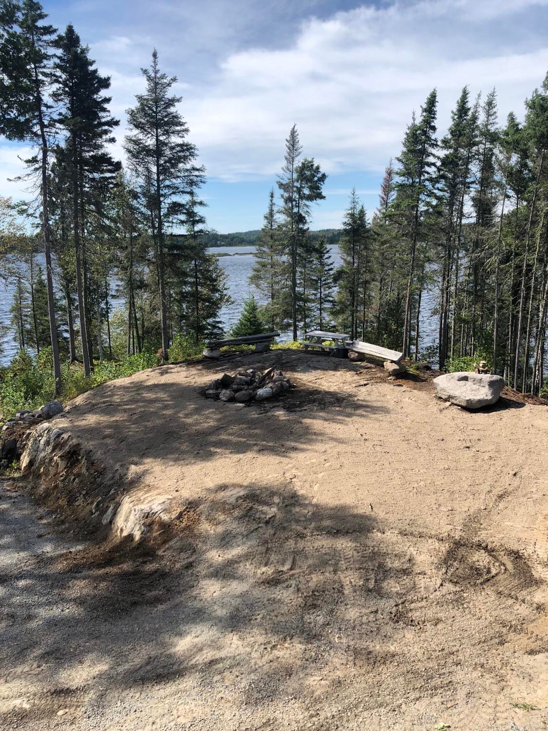 Coin feu en surplomb du lac — Lac Kénogami (secteur Larouche)