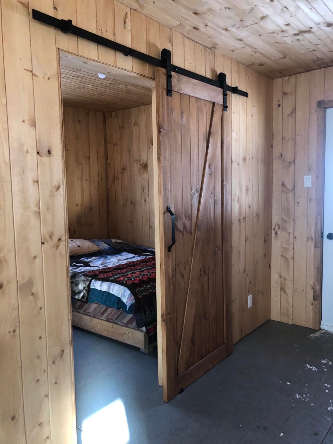 Côté chambre — portes en bois — Lac Kénogami (secteur Larouche)