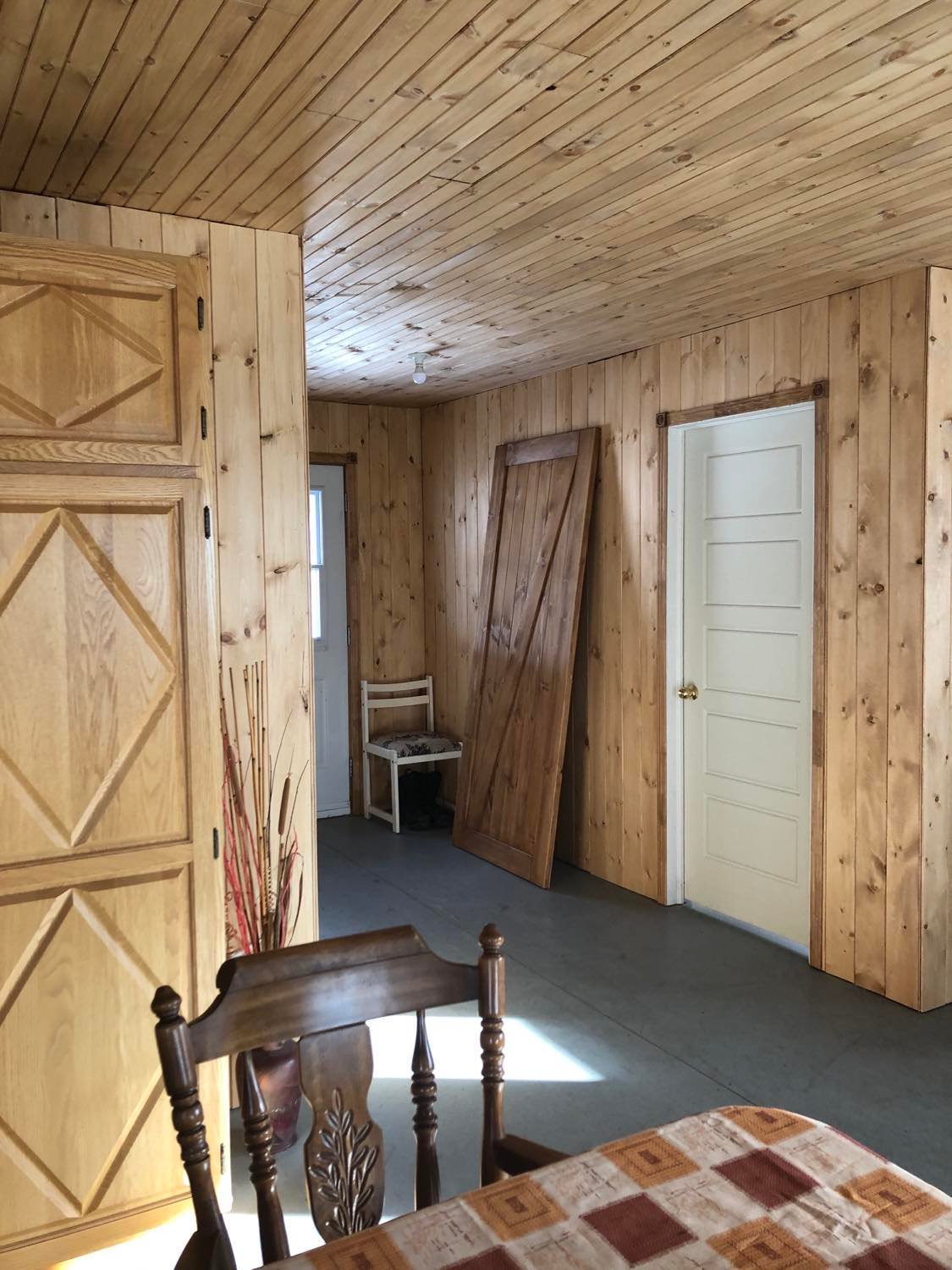 Côté salle d'eau — finitions bois — Lac Kénogami (secteur Larouche)